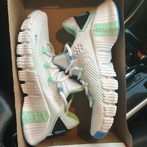 Women’s Nike free metcon 4 lifting / cross training shoe